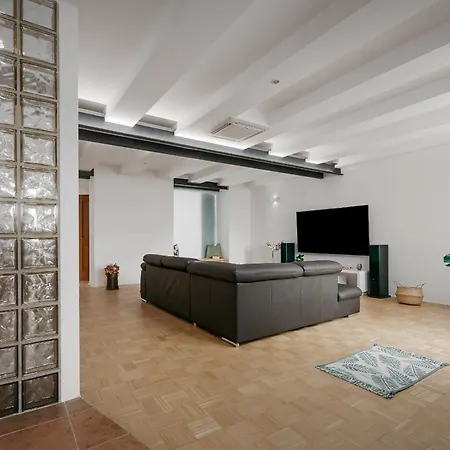 Dot 3 Bdr With Tyn Cathedral View & Ac Apartmán *