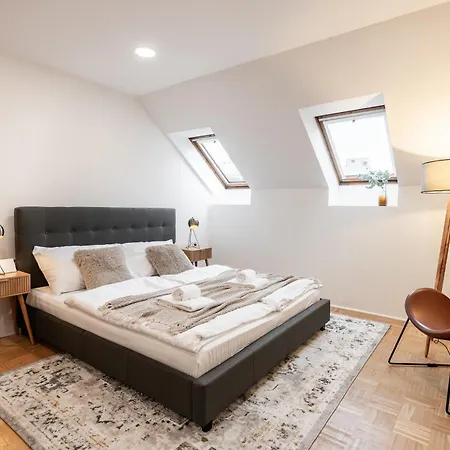 Apartment Dot 3 Bdr With Tyn Cathedral View & Ac
