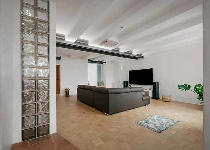 Dot 3 Bdr With Tyn Cathedral View & Ac Apartment *