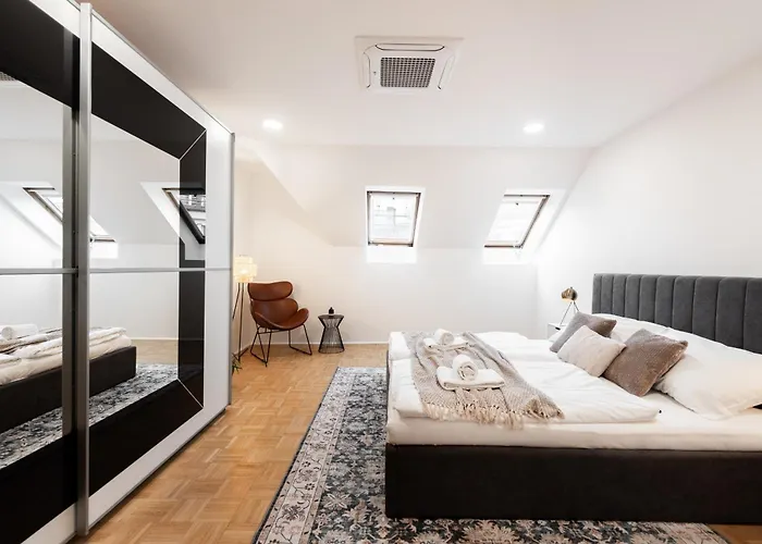 Dot 3 Bdr With Tyn Cathedral View & Ac Apartment *