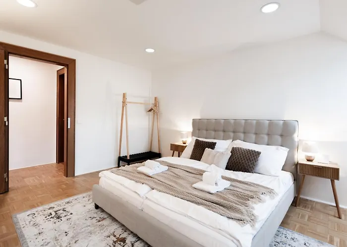 Apartment Dot 3 Bdr With Tyn Cathedral View & Ac Prag