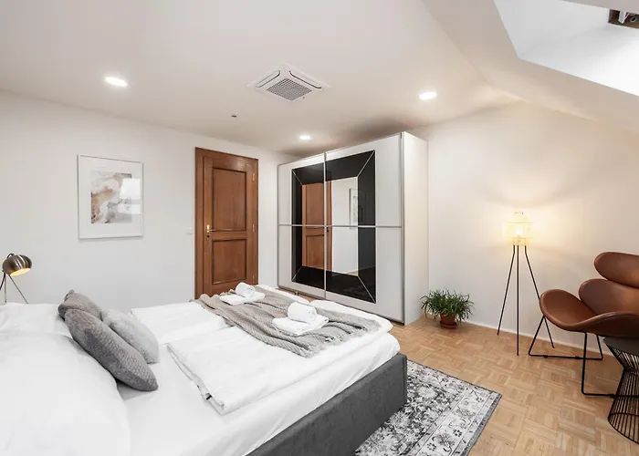 Dot 3 Bdr With Tyn Cathedral View & Ac Apartment