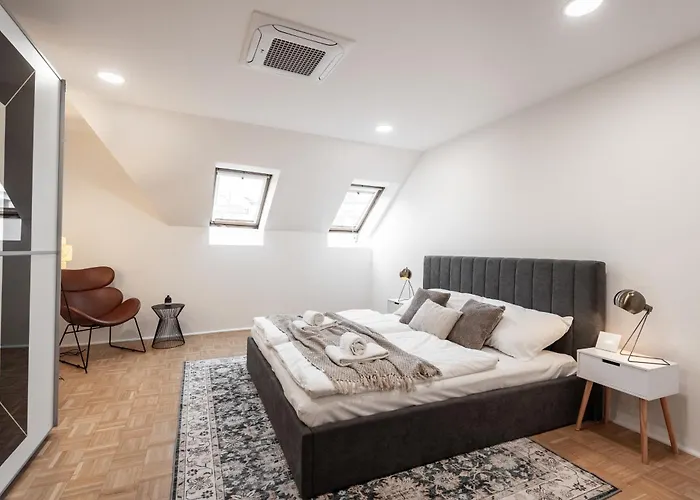 Apartment Dot 3 Bdr With Tyn Cathedral View & Ac *